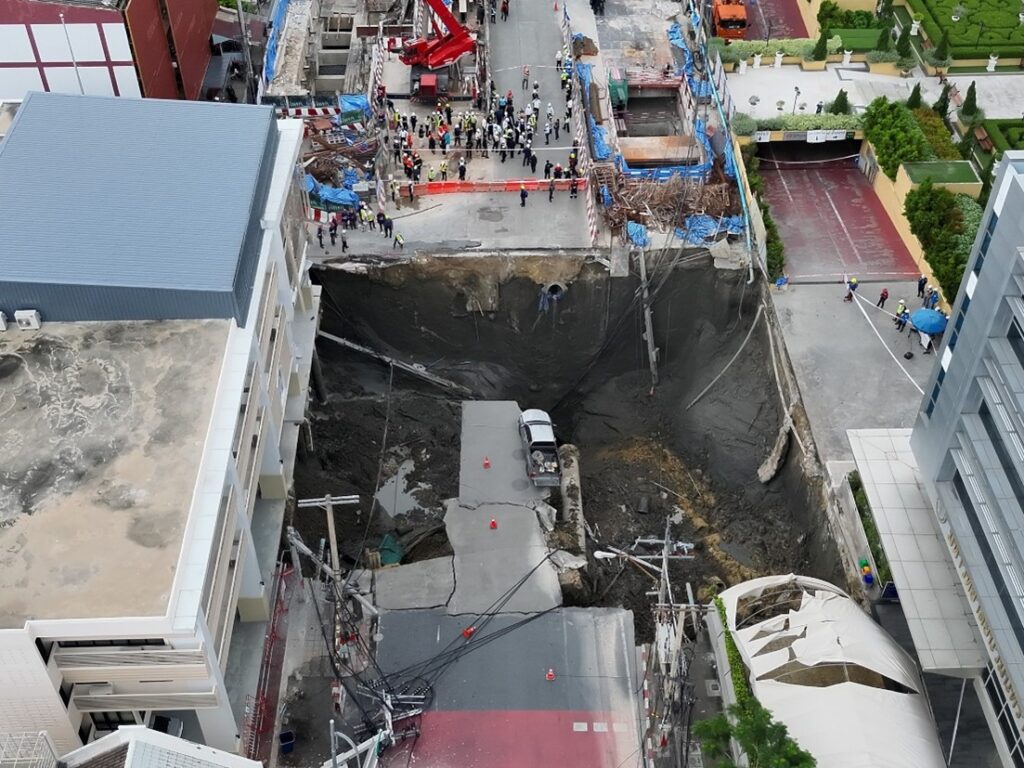 Massive Sinkhole on Samsen Road in Bangkok